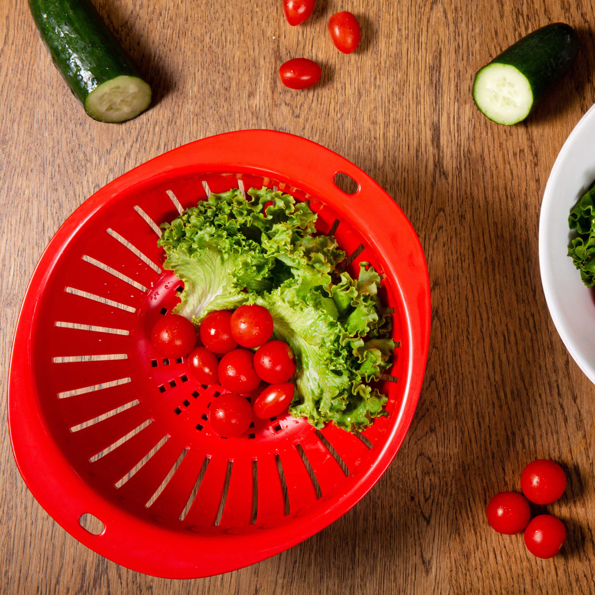 Vegetable and salad strainer